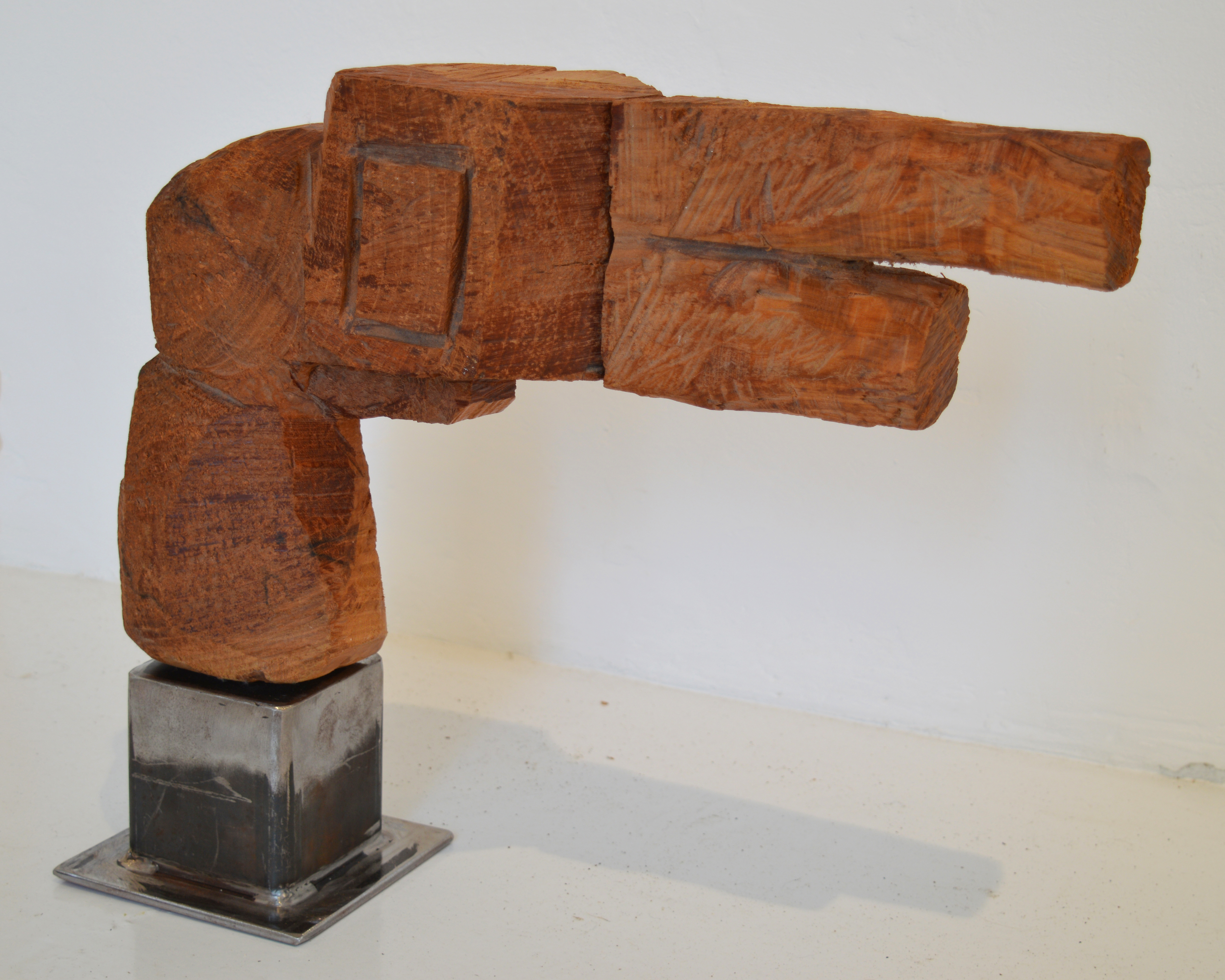 Gun, talla en madera de cerezo, base de hierro, 35 x 46 x 12 cms. 2014